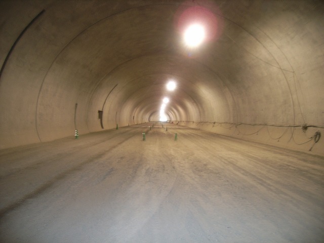 第二東名高速道路島田第1トンネル上り線工事（トンネル内）