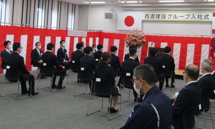 入社式を執り行いました