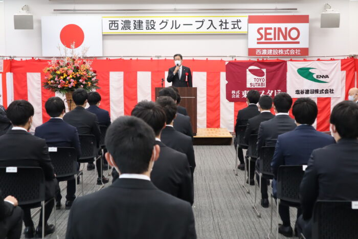 入社式を執り行いました