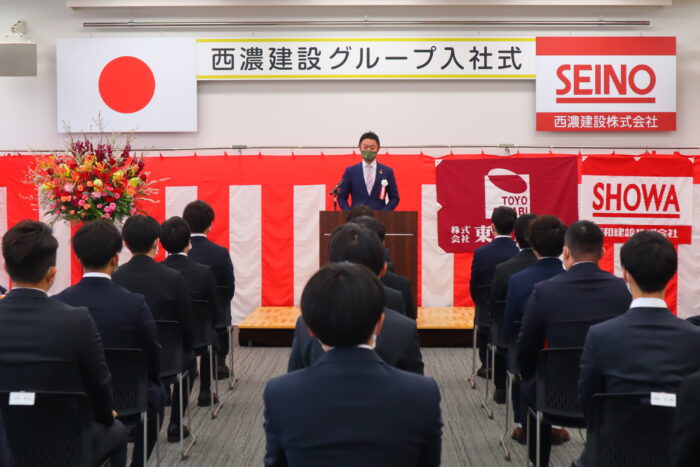 入社式を執り行いました