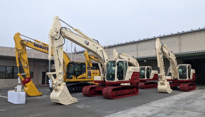 セメント散布車、油圧ショベル、納車のご案内